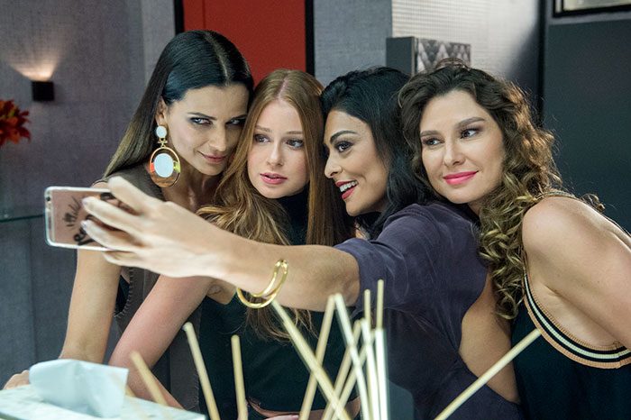 Daniele (Fernanda Motta), Eliza (Marina Ruy Barbosa), Carol (Juliana Paes) e Natasha (Lavínia Vlasak) 