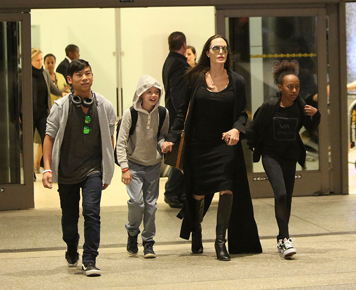 Angelina Jolie desembarca com os filhos em Los Angeles