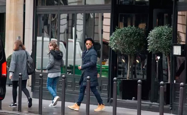 Neymar posa com fãs em Paris