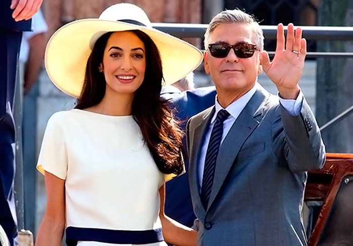 O bonitão do pedaço, George Clooney, destruiu corações quando, em setembro de 2014, se casou com Amal Alamuddin. Aos 5ª anos, ele disse sim à advogada inglesa, numa cerimônia realizada no Aman Canal Grand Venice Hotel, no Palazzo Papadopoli, em Veneza