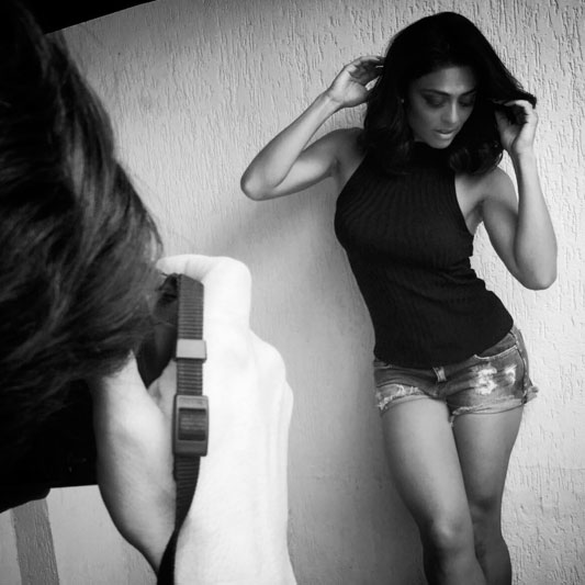 Gata! Juliana Paes arrasa em making of 