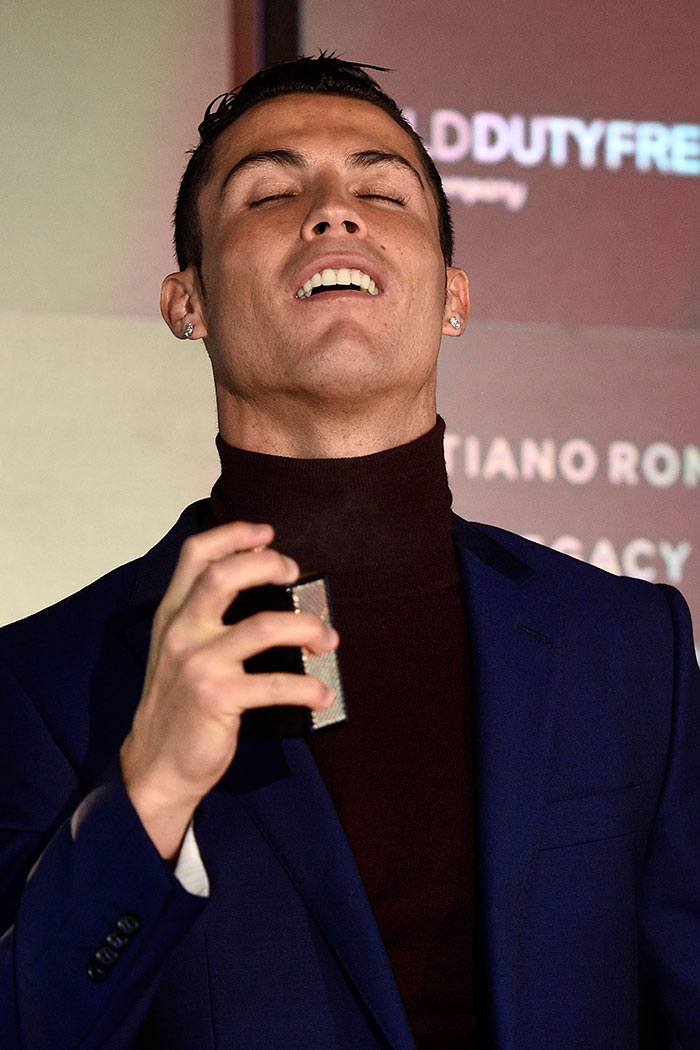 Cristiano Ronaldo faz charme ao lançar seu perfume