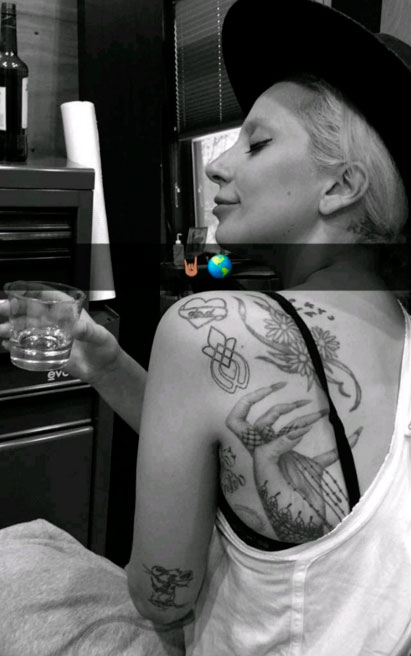 Lady Gaga e mulheres vítimas de abuso fazem tatuagens iguais