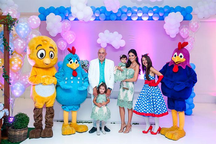 A apresentadora Daniela Albuquerque e o marido, Amílcare Dallevo Jr, presidente da Rede TV!, comemoraram o primeiro aniversário de Antonela, filha caçula do casal