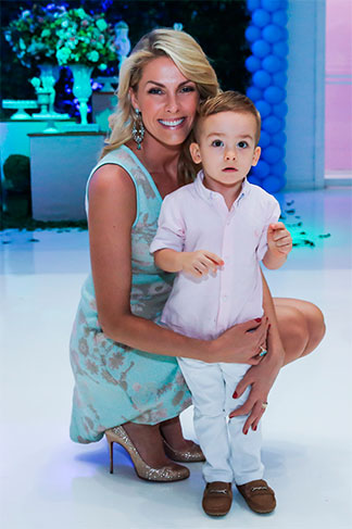 Ana Hickmann com o filho Alexandre Jr