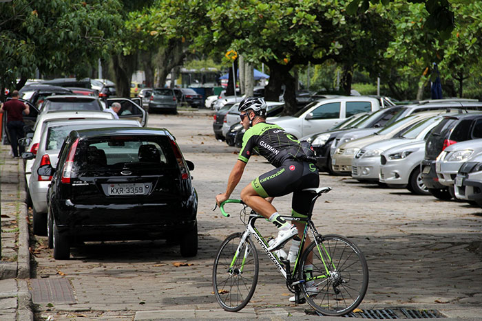 Com look apropriado, Rodrigo Hilbert pedala pelo Rio