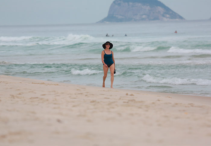 Mesmo com o tempo um pouco mais fechado que o normal no Rio, Christiane Torloni se manteve firme no plano de caminhar na praia