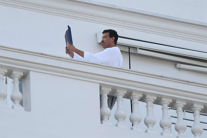 Olha a selfie! Lionel Richie tira foto em Copacabana