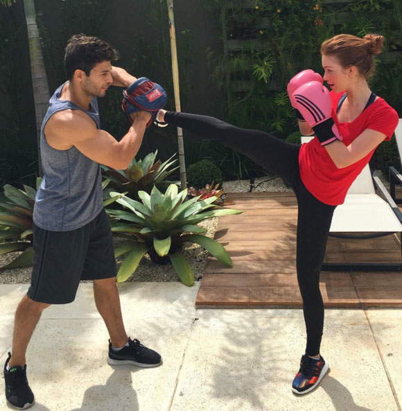 Marina Ruy Barbosa arrasa em treino de muay thai