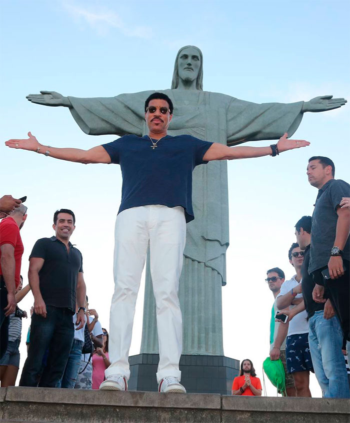 Lionel Richie abre os braços no Cristo Redentor