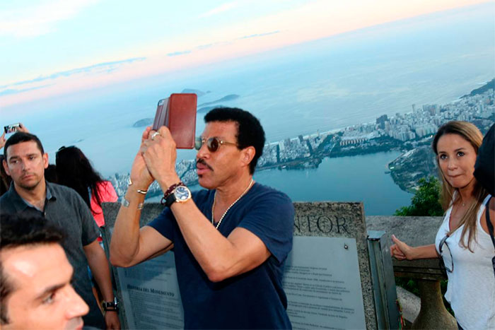 Lionel Richie abre os braços no Cristo Redentor