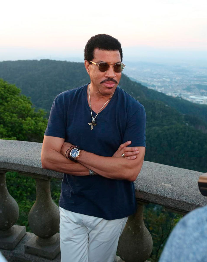 Lionel Richie abre os braços no Cristo Redentor