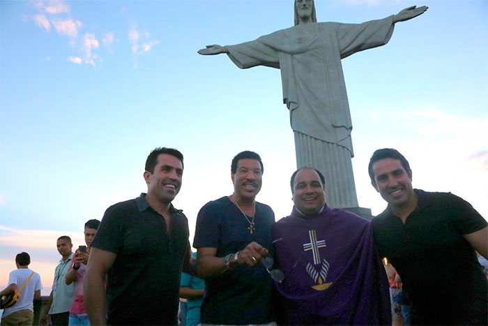 Lionel Richie abre os braços no Cristo Redentor