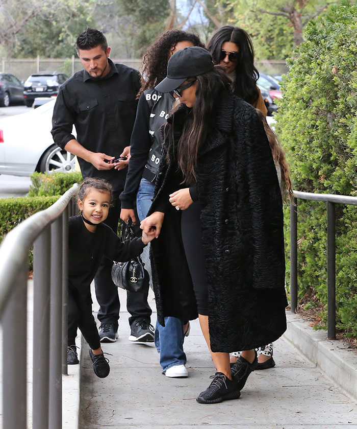 Fofa! North West é pura simpatia com os paparazzi