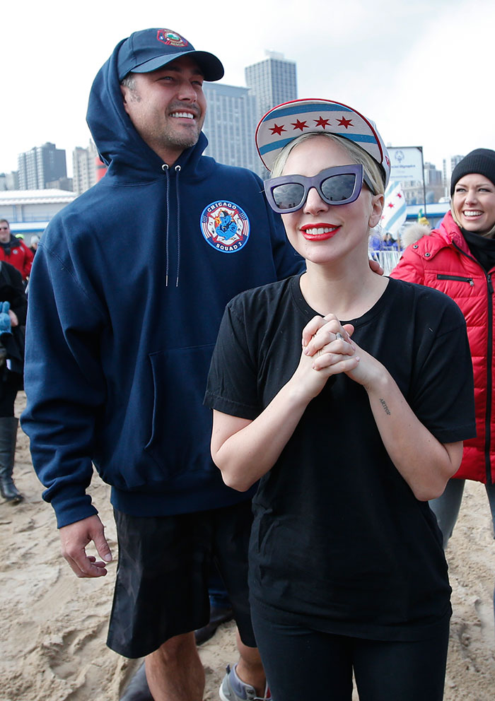 Lady Gaga e Taylor Kinney participam de ação do bem