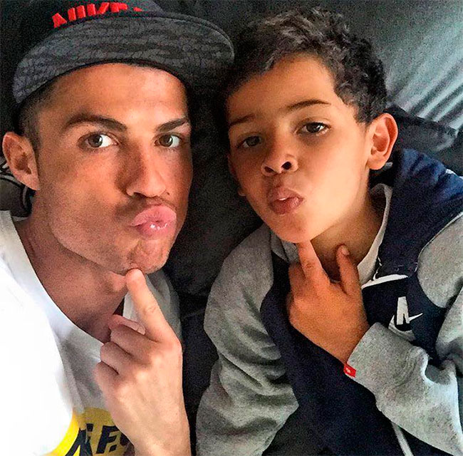 Cristiano Ronaldo faz biquinho em selfie com filho