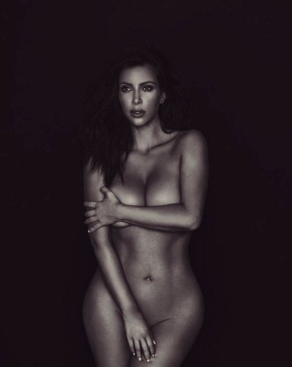 Kim Kardashian arrebenta com foto nua em preto e branco