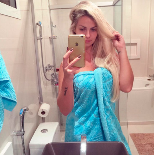 Veridiana Freitas posa só de toalha em foto