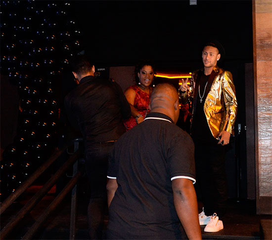 Neymar escolheu um look dourado para o evento 
