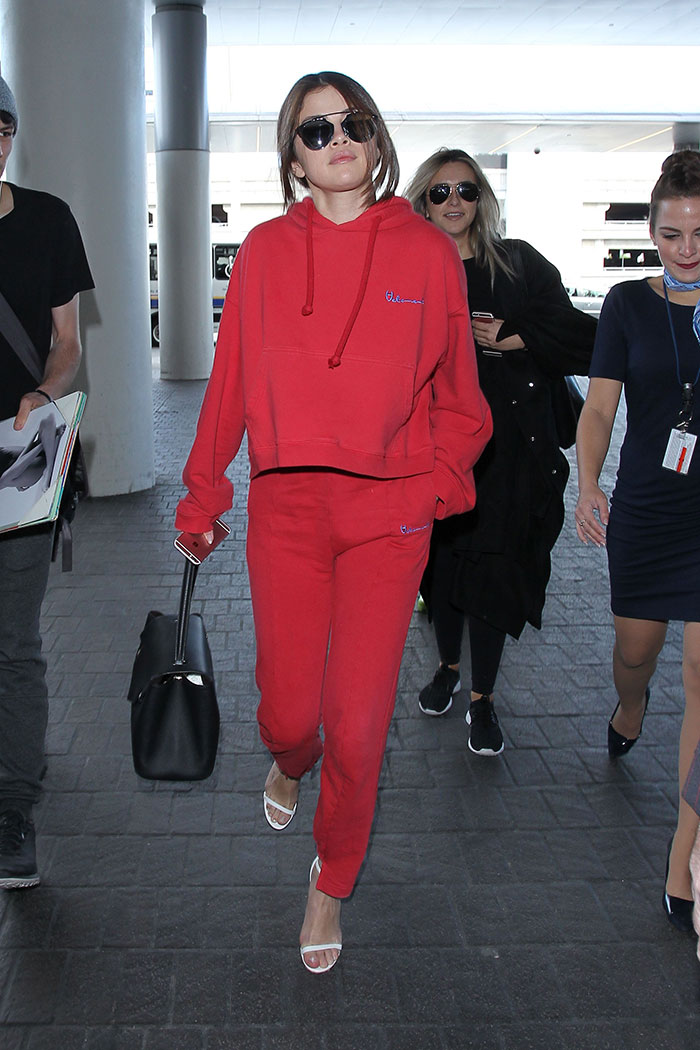 Confortável! Selena Gomez desembarca em Los Angeles
