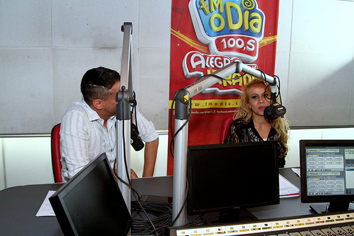  Joelma é recebida por multidão em rádio no Rio de Janeiro