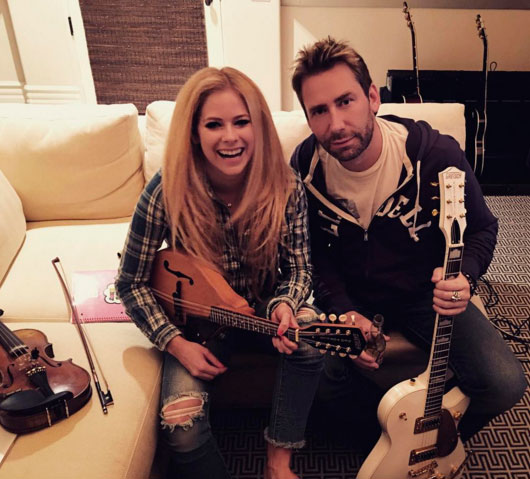  Avril Lavigne curte noite musical com ex-marido Chad Kroeger