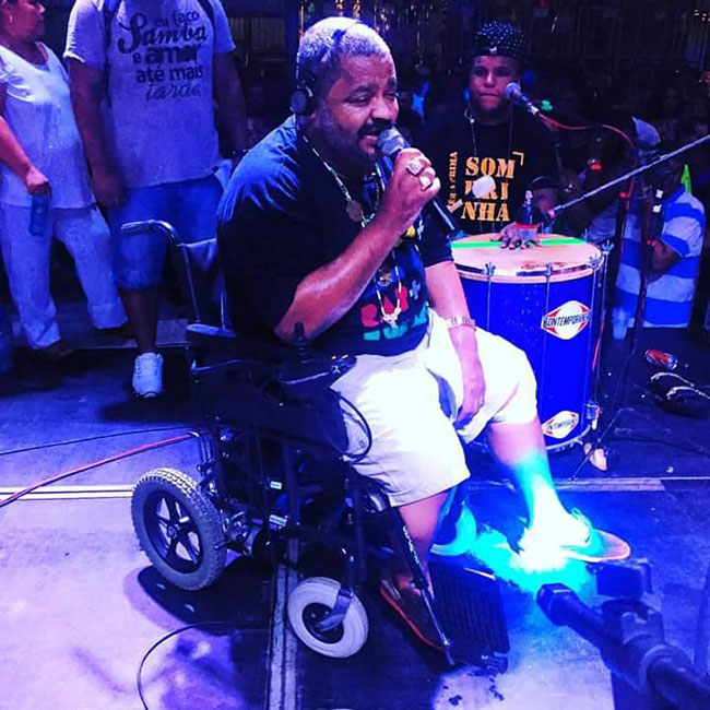 Arlindo Cruz volta ao trabalho de cadeira de rodas