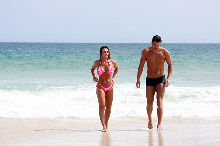 Nicole Bahls e namorado, Marcelo Bimbi, pararam a praia do Pepê, no Rio de Janeiro, no início da tarde desta quarta-feira (9)