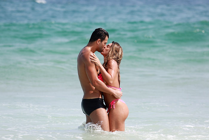 O casal se beijou no mar do Rio de Janeiro