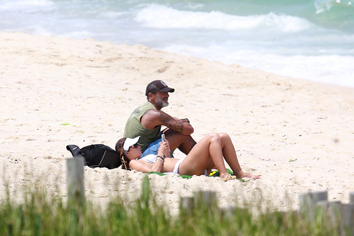 Paolla Oliveira e Rogério Gomes curtem praia