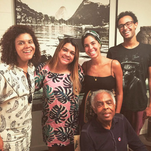 Gilberto Gil posa com Preta Gil e Bela Gil após internação