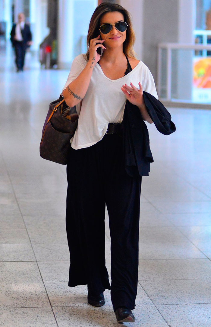 Cléo Pires esbanja carisma e estilo ao embarcar em aeroporto