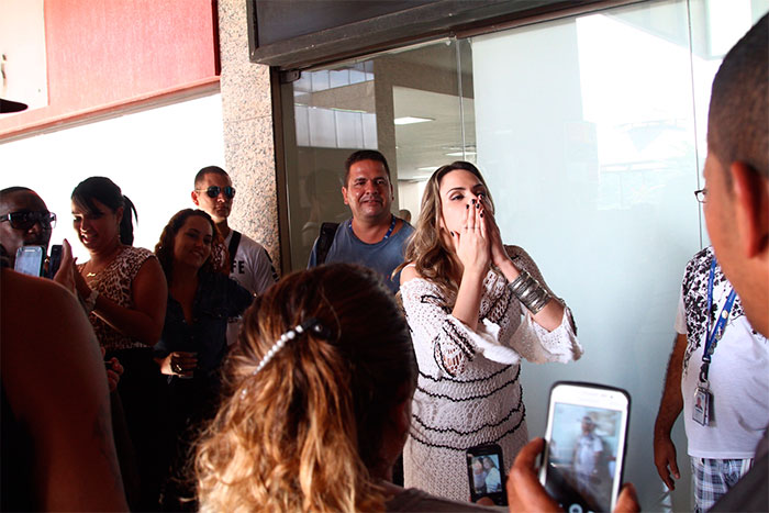 Ana Paula recebe muito carinho após gravar para o Vídeo Show