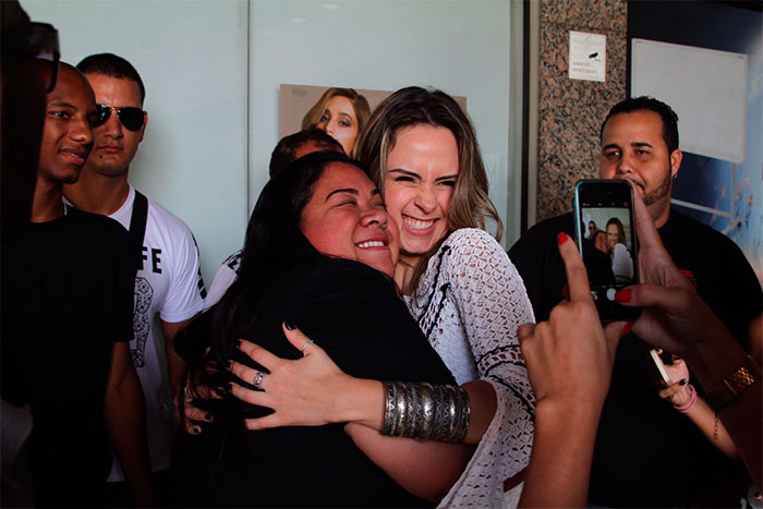 Ana Paula recebe muito carinho após gravar para o Vídeo Show