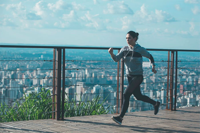 Bella Falconi participa topa desafio do bem