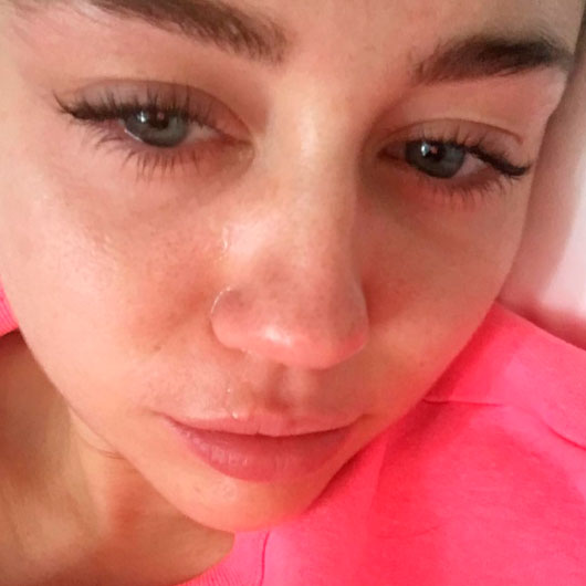 Miley Cyrus posta foto chorando após assistir documentário