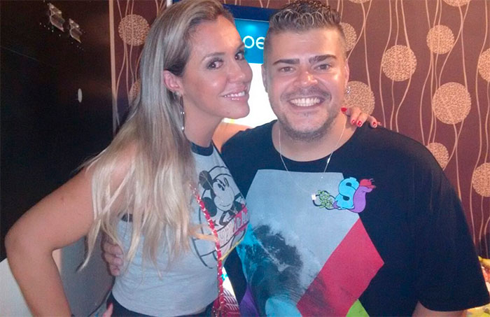 Renata Banhara curte show de Henrique e Juliano com o filho