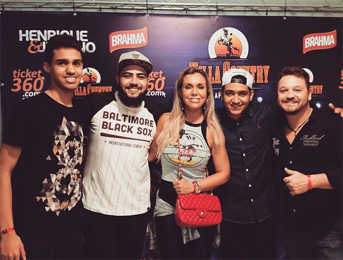 Renata Banhara curte show de Henrique e Juliano com o filho