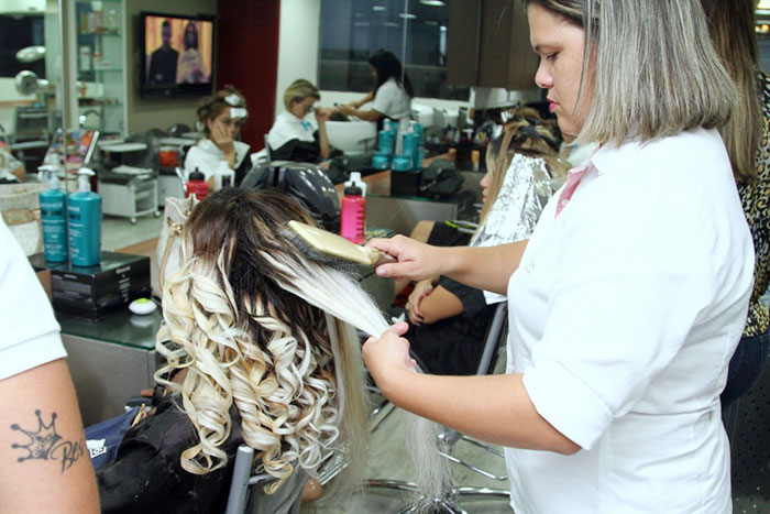 Depois de alguns cliques, ela decidiu se despedir, por algum tempo, dos cachinhos que ostentou, durante a permanência no reality