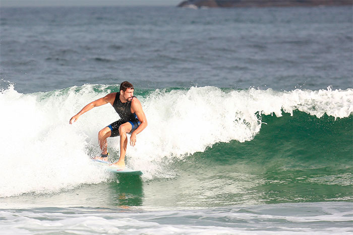 Cauã Reymond ‘leva um caldo’ em dia de surfe