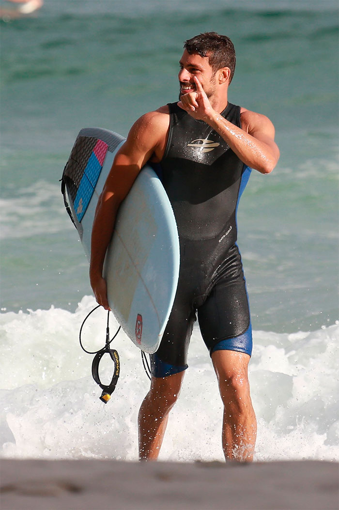 Cauã Reymond ‘leva um caldo’ em dia de surfe