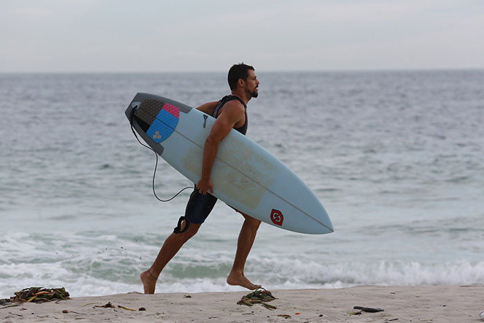 Cauã Reymond ‘leva um caldo’ em dia de surfe