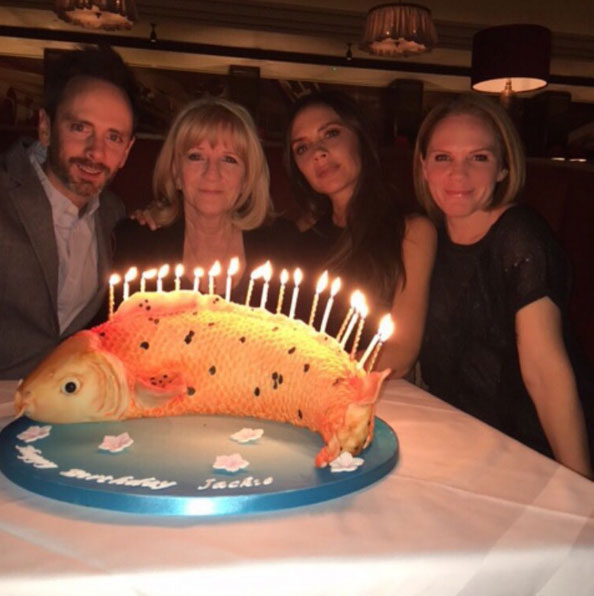Victoria Beckham festeja niver da mãe com bolo diferente