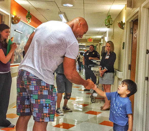  The Rock visita crianças em hospital de Savannah