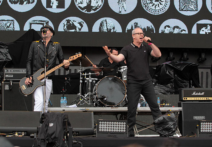 Cheio de energia, o vocalista Greg Graffin se juntou aos companheiros de grupo para agitar o público presente