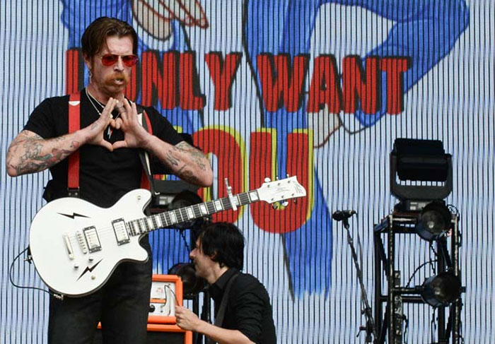 Super simpático, Jesse Hughes, vocalista da banda, fez questão de interagir com os fãs presentes