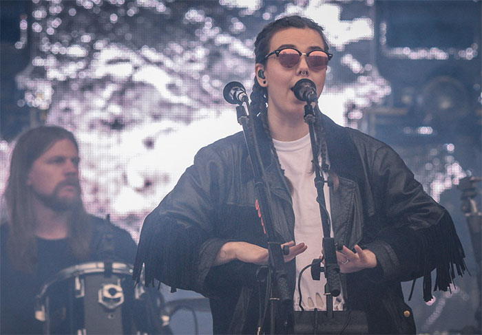 O visual da vocalista, Nanna Brydís, foi um dos elementos que mais chamaram a atenção do público durante o show