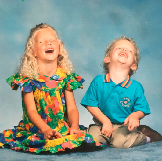 Taylor Swift surpreende ao postar foto da infância com irmão
