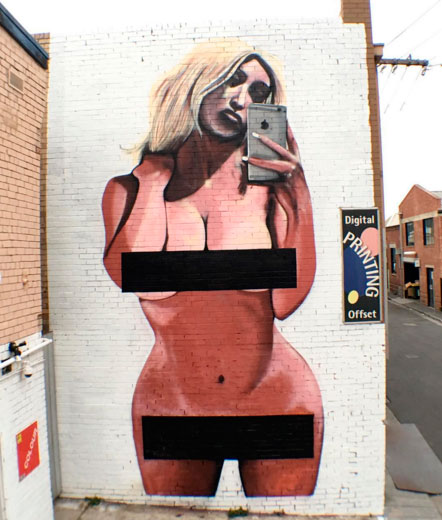 Nude de Kim Kardashian vira pintura de parede na Austrália
