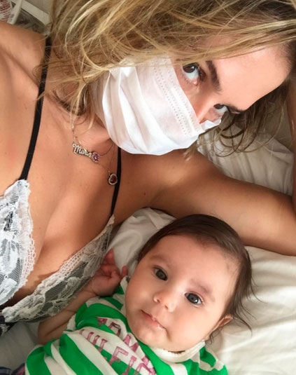 Deborah Secco usa máscara de proteção para mimar a filha